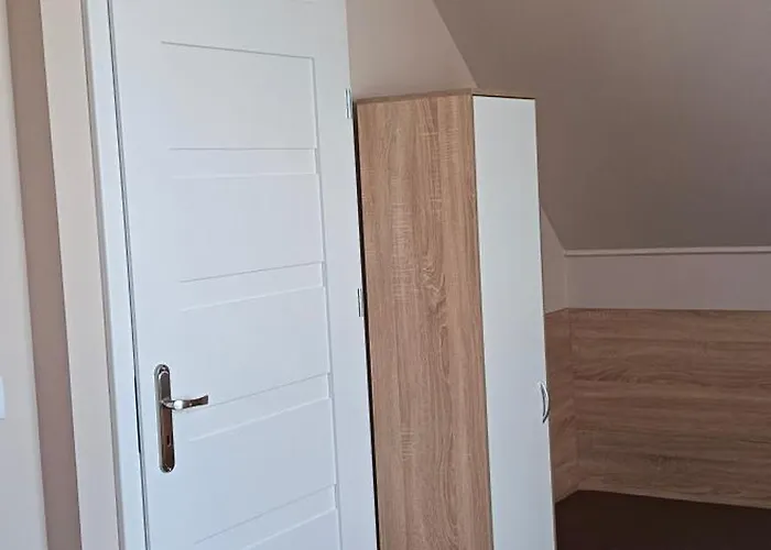 Dom Na Rumiankowej 別荘 レバル