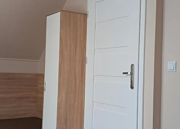 Dom Na Rumiankowej 別荘 レバル